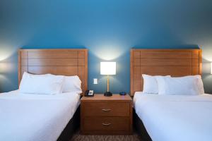 Postel nebo postele na pokoji v ubytování Sandman Hotel and Suites Squamish