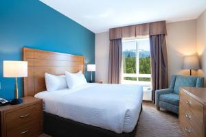 Postel nebo postele na pokoji v ubytování Sandman Hotel and Suites Squamish