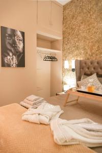 Un pat sau paturi într-o cameră la The 50/50 Luxury Apartments