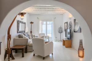 un soggiorno con divano e TV di Salty Blè ad Agios Ioannis