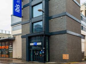 un edificio con una luz de la calle delante de él en ibis budget London Bromley Town Centre en Bromley