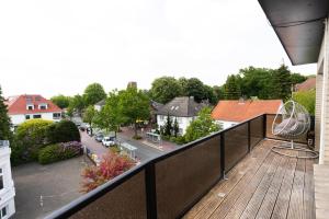 einen Balkon mit Straßenblick in der Unterkunft SmartFewo - Das Penthouse - BBQ - Balkon - Parkplatz in Bad Zwischenahn