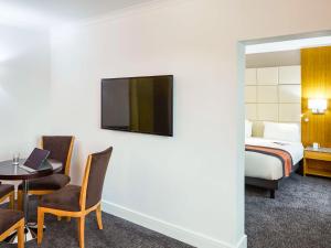 TV a/nebo společenská místnost v ubytování Mercure St Helens