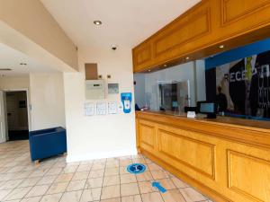 The lobby or reception area at Ibis Budget Bromsgrove