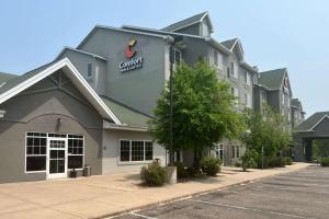 un edificio con un cartel en el costado en Comfort Inn & Suites St. Paul Northeast, en Vadnais Heights