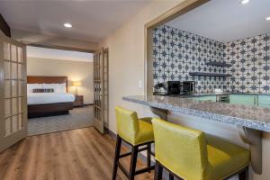 une chambre d'hôtel avec une cuisine et un lit dans l'établissement Best Western Downtown Casper Hotel, à Casper