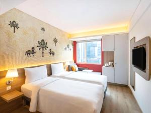 Postel nebo postele na pokoji v ubytování ibis Mumbai Vikhroli - An Accor Brand