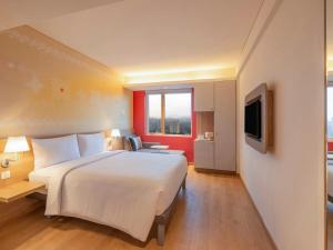 Postel nebo postele na pokoji v ubytování ibis Mumbai Vikhroli - An Accor Brand