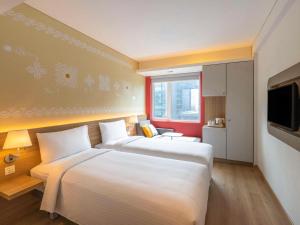Postel nebo postele na pokoji v ubytování ibis Mumbai Vikhroli - An Accor Brand