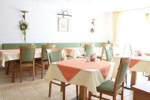 
Ein Restaurant oder anderes Speiselokal in der Unterkunft Gästehaus am Rastberg 
