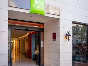 sklep przed budynkiem z napisem w obiekcie Ibis Styles Paris Batignolles w Paryżu