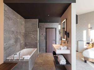 Mercure Namur Hotel的一间浴室