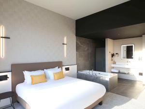 Mercure Namur Hotel客房内的一张或多张床位