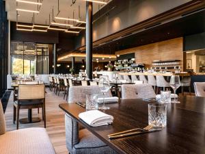 Mercure Namur Hotel餐厅或其他用餐的地方