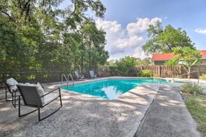 una piscina con 2 sillas y una mesa al lado en Pool home sleeps 6 with large fenced yard en Jacksonville