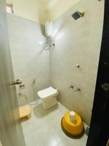 een badkamer met een toilet en een douche bij PATEL HOME STAY in Garudeshwar