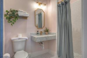 ガルベストンにあるSugar's INN Room #3 Kingのバスルーム(洗面台、トイレ、シャワー付)