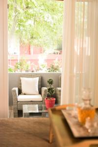 un soggiorno con divano e finestra di The 50/50 Luxury Apartments a Sidari