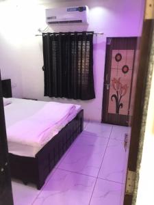 Postel nebo postele na pokoji v ubytování PATEL HOME STAY