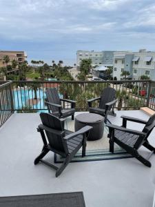Bazén v ubytování The Maravilla, Wonderful Pool/Beach View, Newly Renovated, 3 Pools Corner Condo nebo v jeho okolí