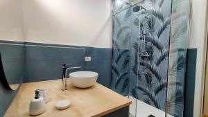 La salle de bains est pourvue d'un lavabo et d'une douche. dans l'établissement A.Mare, à Stintino