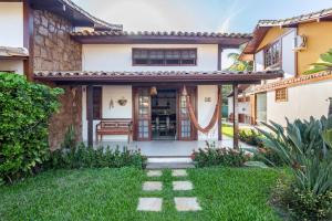 ブジオスにあるLINDA CASA CONDOMÍNIO EM BÚZIOSの玄関口へ続く通路のある家