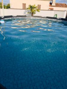 NeivaにあるCentral Guest Houseの青い水の大きなプール