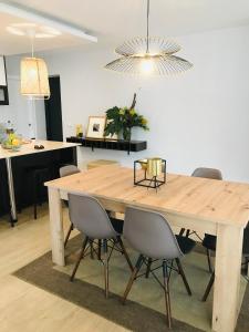 una mesa de madera en una cocina con sillas alrededor en Central Guest House, en Neiva