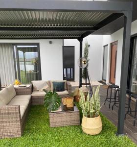 un patio con sofá y plantas en el césped en Central Guest House, en Neiva