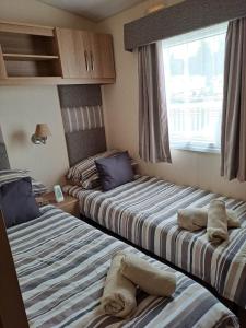 duas camas num quarto de hotel com toalhas em Sunblast em Cockwood