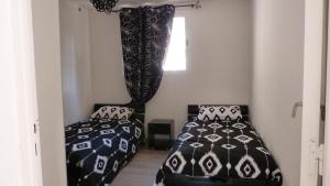 - une chambre avec 2 lits et une fenêtre dans l'établissement In Tavignanu, à Sortipiani