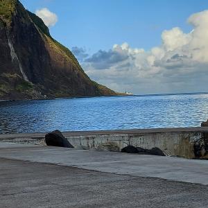 a body of water with a mountain and the ocean at Casas da Tia Florinda - Casa Flor de Laranjeira in Faial da Terra