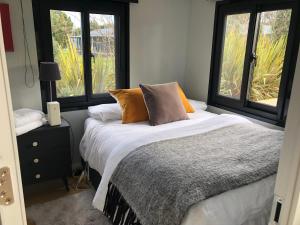 A bed or beds in a room at Adorable little container house