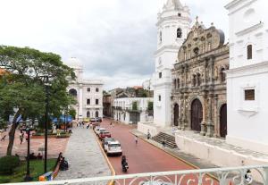 Amazing Loft with the Best view of Casco viejo! في مدينة باناما: اطلاله على شارع في مدينه بها مباني