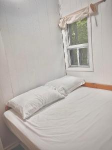 łóżko w pokoju z oknem w obiekcie Muskoka Escape w mieście Port Carling