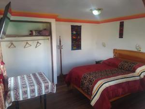 une chambre avec un lit et un miroir dans l'établissement Kusi, à Copacabana