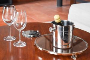 um balde de vinho numa mesa com dois copos de vinho em Amazing Loft with the Best view of Casco viejo! na Cidade do Panamá