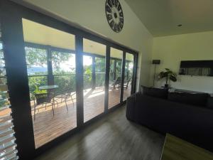 阿瓦魯阿的住宿－Tematas Mountain Villa，客厅配有沙发和墙上的时钟