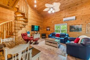 - un salon avec un canapé et une télévision dans l'établissement Serenity Escape Treehouse on 14 acres near Little River Canyon, à Fort Payne