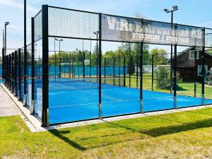 Tenis a/nebo squash v ubytování Holiday home TINGSRYD nebo okolí