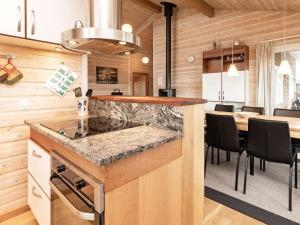 une cuisine avec un comptoir et une salle à manger dans l'établissement 10 person holiday home in Thisted, à Klitmøller