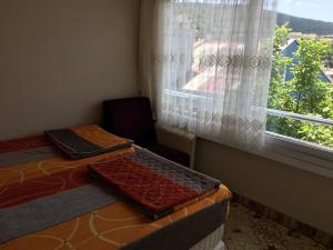 エルデクにあるSağlık Apart Pansiyonのベッドルーム1室(ツインベッド2台、窓付)