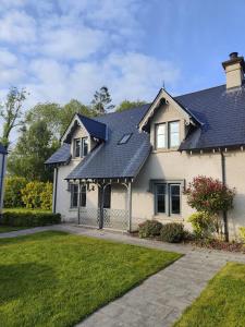 una casa con paneles solares en el techo en Chic Classy & Cosy in Lough Erne 5* Resort, en Ballycassidy