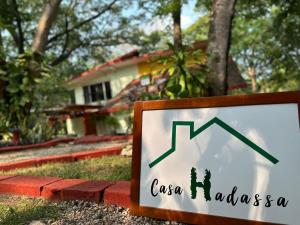 une maison avec un panneau de verrouillage devant une maison dans l'établissement Casa Hadassa La Cañada, à Palenque