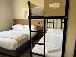 Postel nebo postele na pokoji v ubytování Swagman Chalet