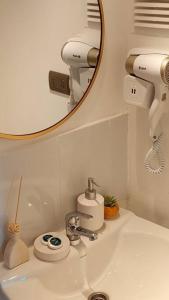 a bathroom with a sink with a mirror at Condominio privado. Cómodo y central departamento nuevo in Talca