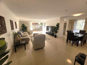 ゴールドコーストにあるSurfers Chaletのソファと椅子とテーブルのあるリビングルーム +39枚の写真