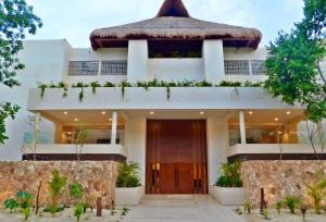 Casa blanca grande con puerta marrón en 1 Rec. | Vista a la Jungla + Piscina Infinita + Amenidades LX, en Tulum