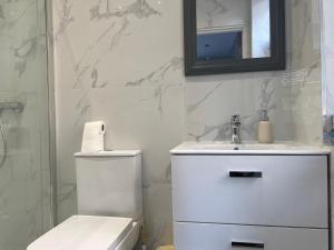 Koupelna v ubytování Grand Bleu - London - Next to Piccadilly Line Tube Station & Brand New Facilities