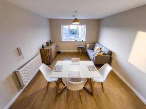 sala de estar con mesa y sofá en Joshua Court Single Room en Stoke on Trent